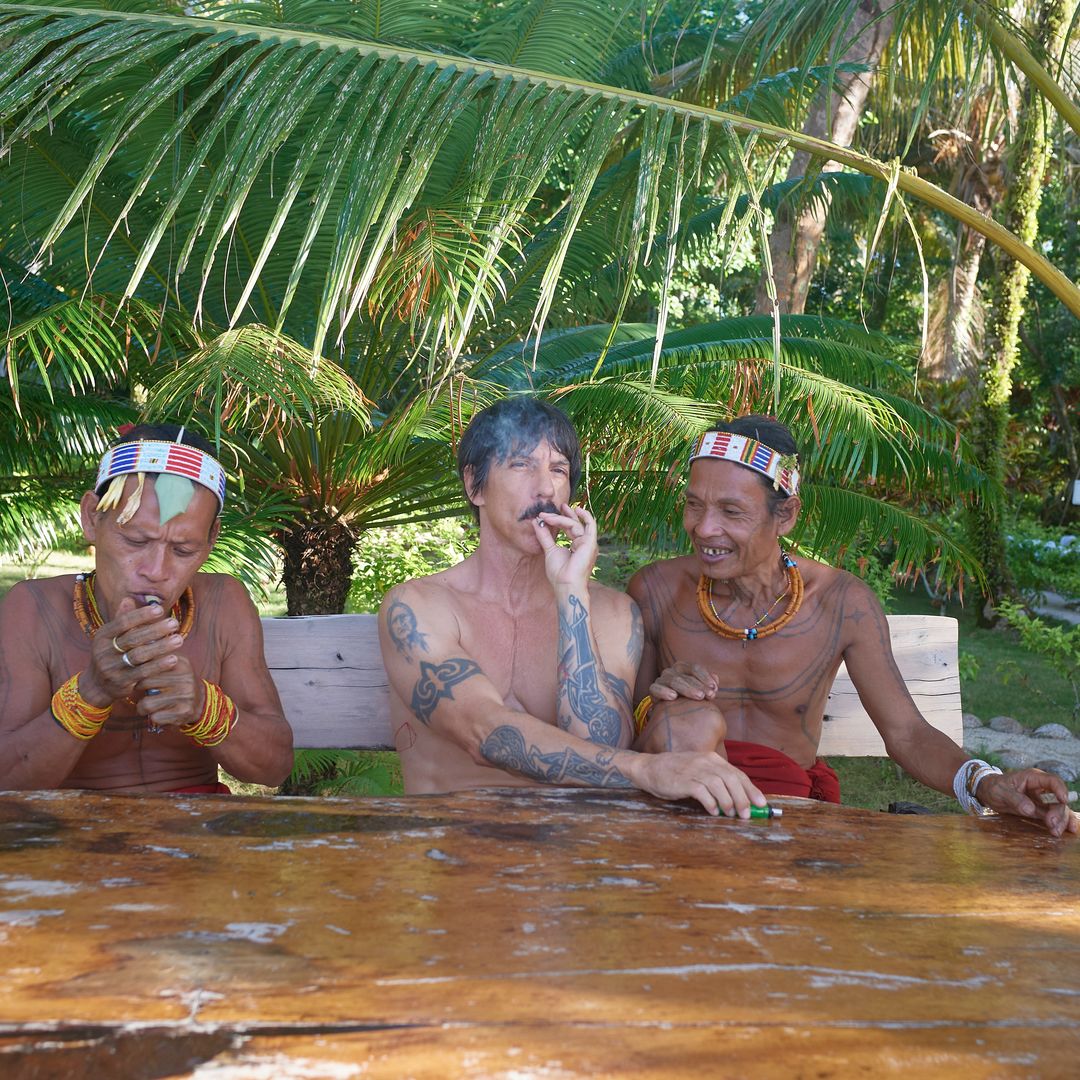 KomunitasKretek's tweet photo. Vokalis RHCP, Anthony Kiedis terpantau sedang berlibur di Indonesia. Nyebats bareng warga lokal Mentawai. 

📷: IG/ChiliPeppers https://t.co/XWrFehGz10