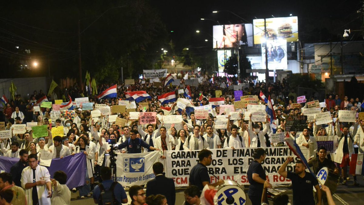 UltimaHoracom's tweet photo. #AHORA | Estudiantes marchan en defensa del Arancel Cero sobre la avenida Mariscal López

Munidos de carteles, con entusiasmo entonaron cantos de protesta. “Luche, luche, luche, no deje de luchar por una educación gratuita y popular”, corearon al ocupar uno de los tramos de la avenida junto a organizacion

📸 Andrés Catalán - ÚH

https://t.co/xSW1a1XspO