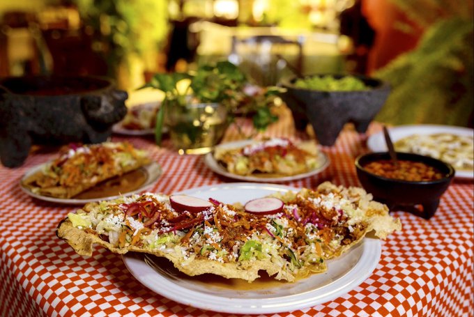 SECTUR_mx's tweet photo. La comida tradicional mexicana ha sido nombrada por la @UNESCO, patrimonio inmaterial de la humanidad, por lo que presentamos, a través de los Catálogos de #CocinaTradicionalMexicana para #TurismoDeRomance, platillos preparados ancestralmente. 🤩👌🍽️✨

👉https://t.co/aEqrhVtU46 https://t.co/TqjYE1MHIX