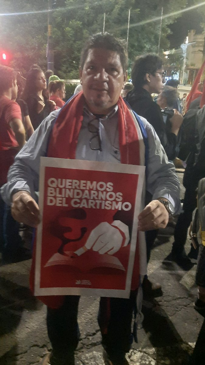 Que capo es el señor..el mejor cartel del mundo 👏👏👏👏👏👏👏