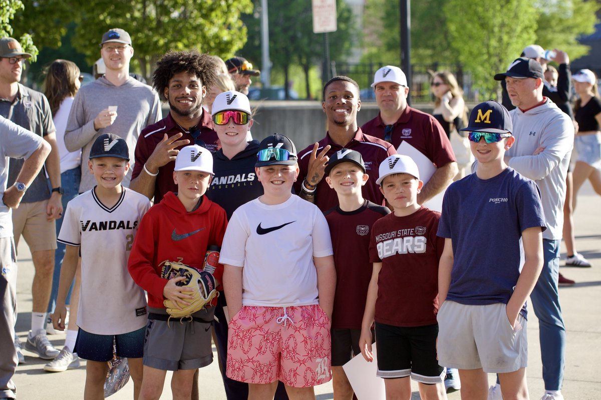 MoStateFootball's tweet photo. A great way to start a great game! Lets goo @MSUBearBaseball ๐ป๐
#40Strong #OutHitOutHustle https://t.co/FAmpbskgDJ