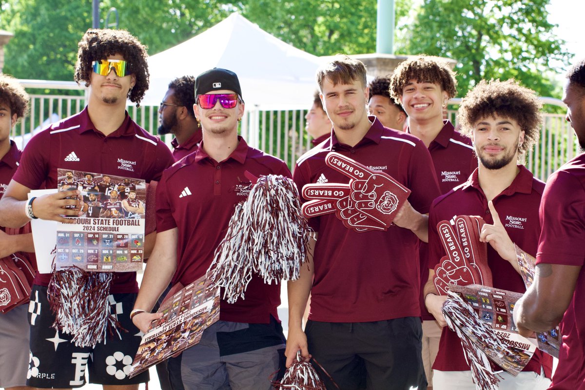 MoStateFootball's tweet photo. A great way to start a great game! Lets goo @MSUBearBaseball ๐ป๐
#40Strong #OutHitOutHustle https://t.co/FAmpbskgDJ