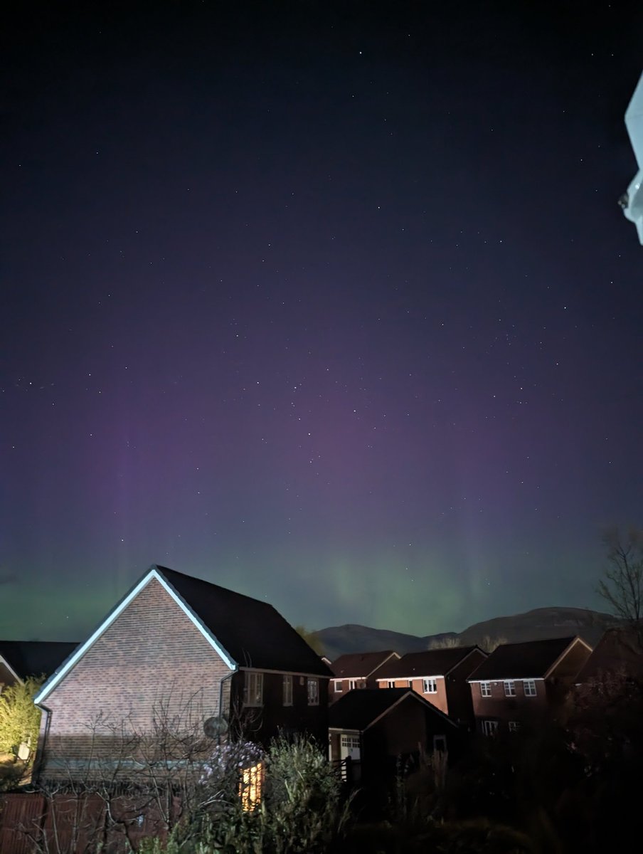 ModMyCity's tweet image. Dancing aurora over the #Ochils as seen from my bedroom window tonight as a solar storm and major aurora kicks off across the UK - captured beautifully by @GooglePixel_US 6 #Astrophotography setting #NorthernLights #Aurora #Scotland #PixelFans