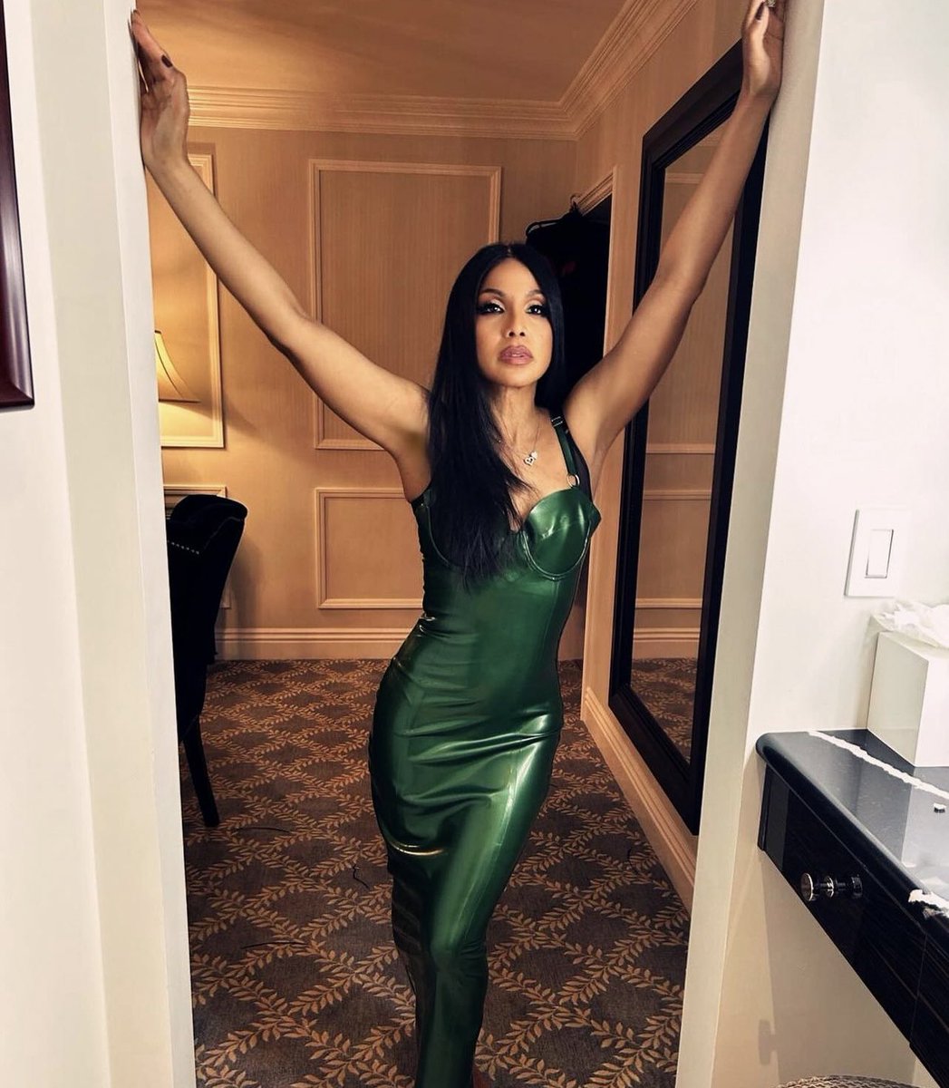 Toni Braxton #LIVINGLEGEND with her at this point ICONIC/SIGNATURE Doorway pose is Servin!!!! Giving me Emerald City tease!!!!! Yup TB finna give MORE than what you asked for during this Vegas residency!!!! 😏😜💚✨ #LOVEANDLAUGHTER 
(Lol the Wizard of Oz on my mind😂😂😂😅)