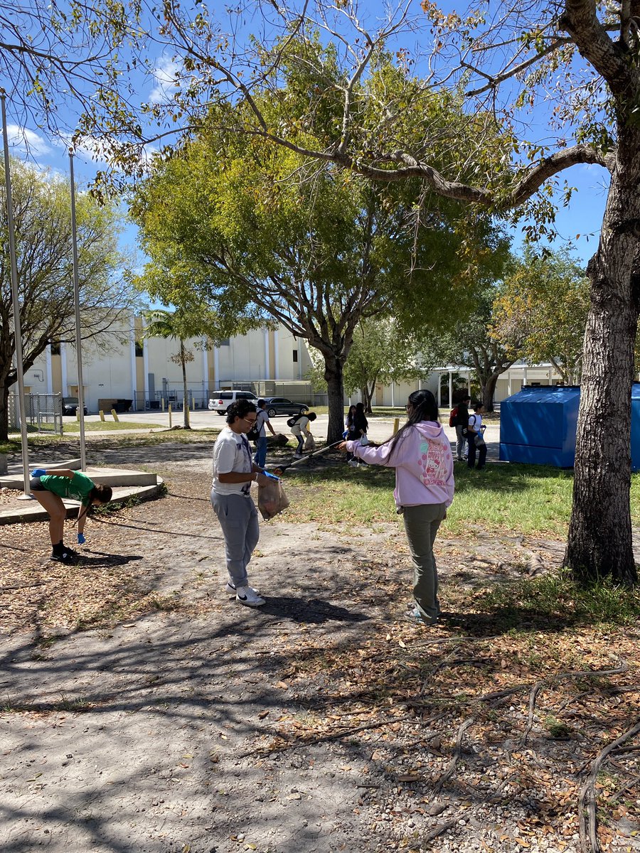 Last school clean up of the year!! #LatinosInAction #StrongerTogether #WildcatPride <a href="/latinosinacti0n/">Latinos In Action</a> <a href="/principalarrojo/">principalarrojo</a>