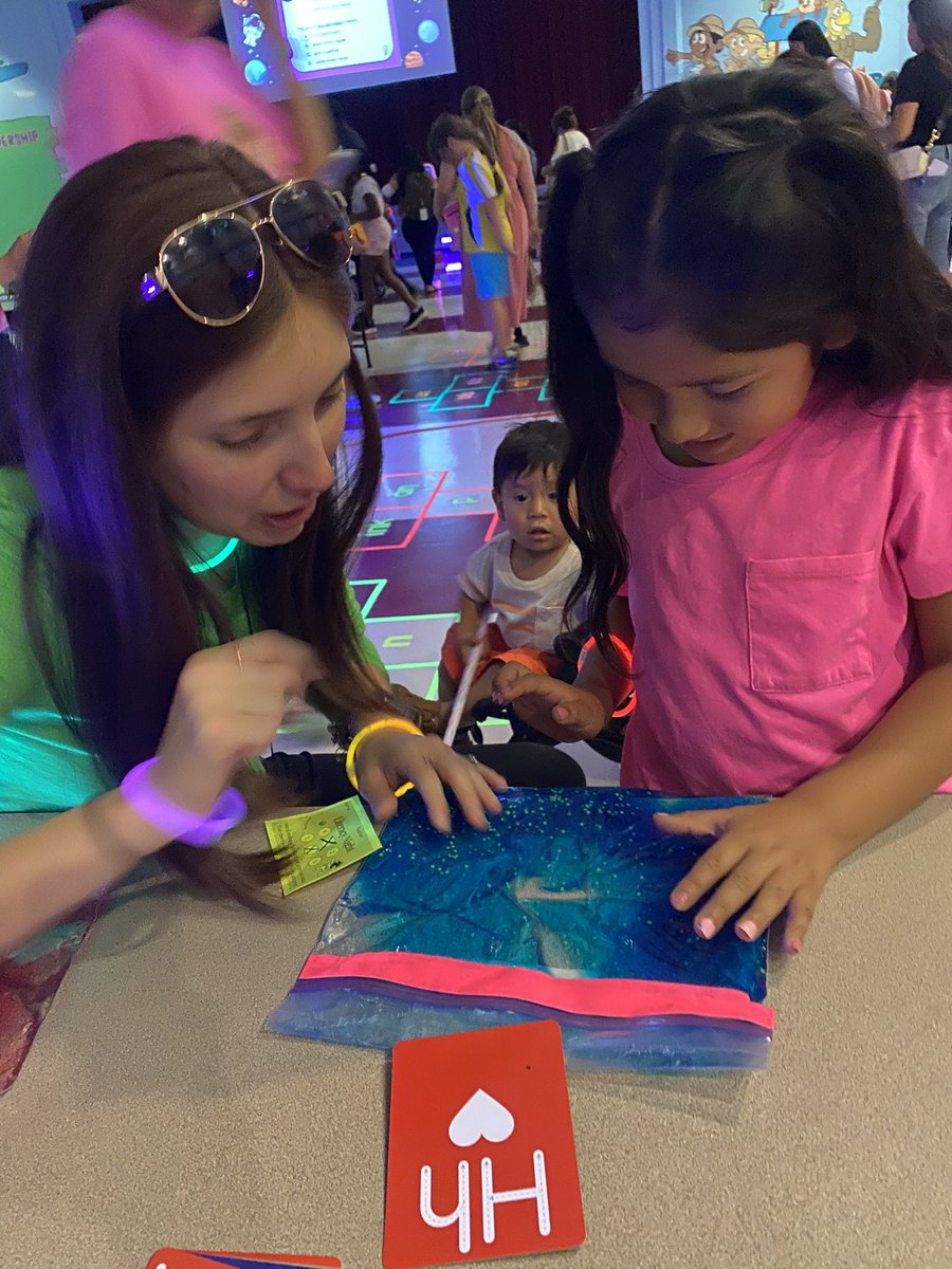 MrsZimmerHLE's tweet photo. More glowing pictures from our Literacy Night! #LaunchintoLeadership @HLELeaderInMe @CCPSElemELA @collierschools https://t.co/mEFCqtVEKK