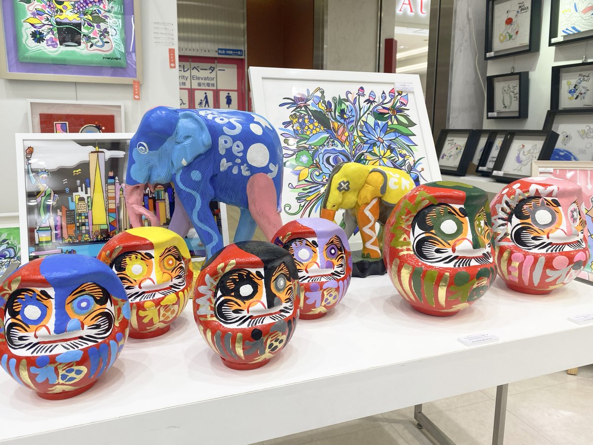 kamikazenosyain's tweet photo. 🪅本日20:30まで !🪅

ポップアーティスト
#ハタヤママサオ さんの展示に行ってきました！

#COCOLORS に登場する”フユの絵”を描き下ろしていただいたご縁のあるハタヤマさん
#横嶋俊久 監督も久しぶりの再会に満面の笑みでした✨

𝗧𝗛𝗘 𝗣𝗢𝗣𝗔𝗥𝗧 𝗧𝗢𝗞𝗬𝗢
📍京王百貨店新宿1階イベントテラス https://t.co/JGsywk4sa0