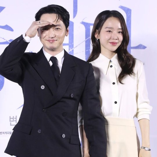 #ShinHyeSun #ByunYoHan and #LeeEl at #SheDied movie press conference.

Release in May. #그녀가죽었다 #신혜선 #변요한 #이엘