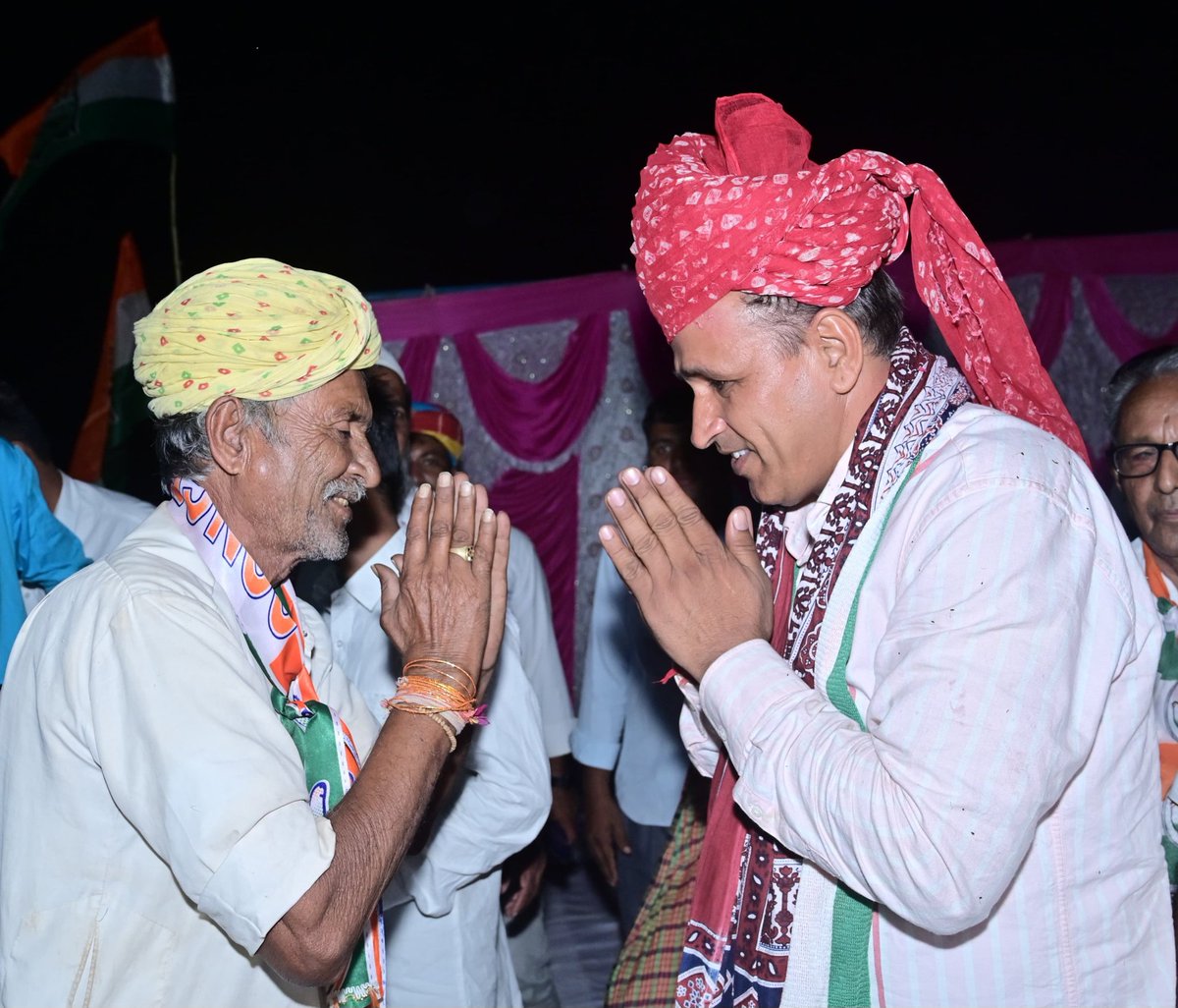 UmmedaRamBaytu's tweet photo. नफ़रत के इस दौर में,
मोहब्बत का पैगाम लाया हूं...
#शिक्षा_ही_संकल्प https://t.co/IxahjZFnZk
