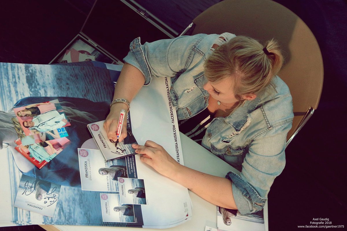 Pur_Radio's tweet photo. Charmant, bodenständig, nahbar – Franziska ist, neben der Musik, vor allem für ihre Nähe zu ihren Fans bekannt. Regelmäßige Live-Videos, Gewinnspiele und Fragerunden über ihren Fanclub ermöglichen es, die sympathische Sängerin näher kennenzulernen

https://t.co/7KwoFCvMCJ https://t.co/9vxQCfgW0N