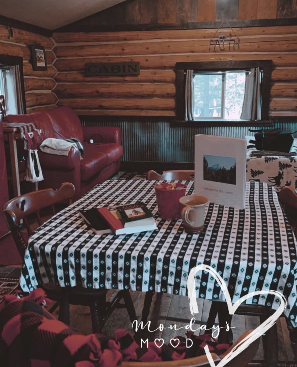 هناك لحظات لن نعرف لذتها ومتعتها إلا إذا انتهت، نتمنى لو أننا نعود إليها حتى نستشعر قيمتها. #علمتني_الحياة أن أستمتع بكل لحظة، ولو كانت بسيطة مثل شرب القهوة على موسيقى هادئة، فيأتي يوم أتمنى فيه أن أكون استشعرتها. 💕