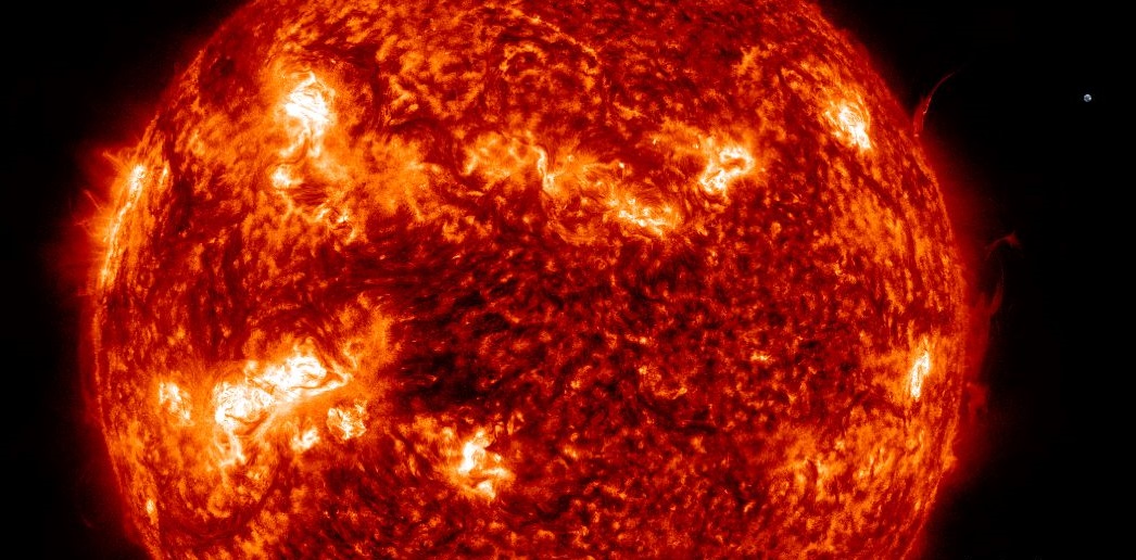 Guten Morgen zusammen - wie immer mit einem aktuellen Bild der Sonne per Satellit SDO, hier mal wieder mit einkopiertem Bild der Erde (sicherheitshalber ganz weit rechts oben platziert).