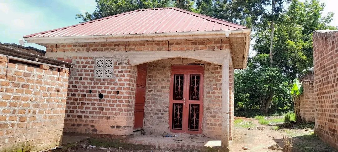 shukranproperty's tweet image. HOUSE FOR SALE.

LOCATED IN MATUGA KAVULE.

SITTING, BEDROOM AND STORE PLUS OUTSIDE LATRINE.

SEATED ON 30ftX40ft( agreement sale)

SELLING PRICE  #15MILLIONS( fixed).

CALL OR WHATSAPP 0706592177
