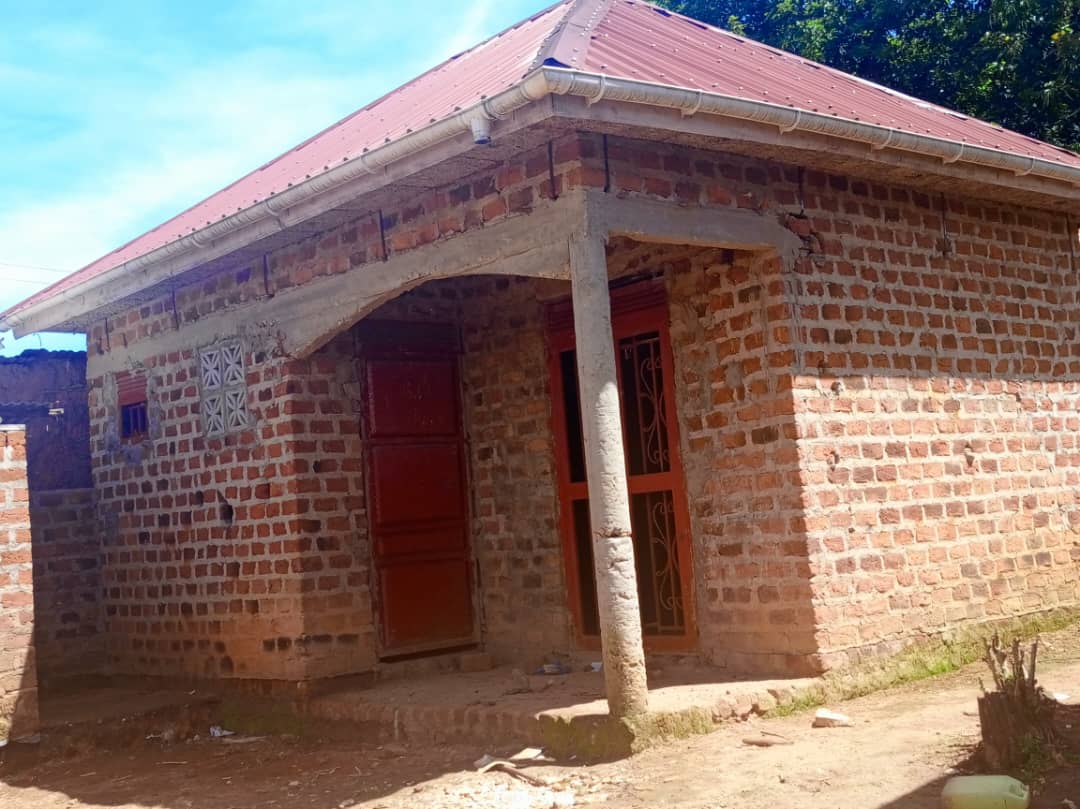 shukranproperty's tweet image. HOUSE FOR SALE.

LOCATED IN MATUGA KAVULE.

SITTING, BEDROOM AND STORE PLUS OUTSIDE LATRINE.

SEATED ON 30ftX40ft( agreement sale)

SELLING PRICE  #15MILLIONS( fixed).

CALL OR WHATSAPP 0706592177
