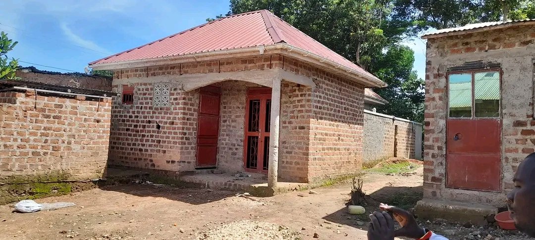 shukranproperty's tweet image. HOUSE FOR SALE.

LOCATED IN MATUGA KAVULE.

SITTING, BEDROOM AND STORE PLUS OUTSIDE LATRINE.

SEATED ON 30ftX40ft( agreement sale)

SELLING PRICE  #15MILLIONS( fixed).

CALL OR WHATSAPP 0706592177