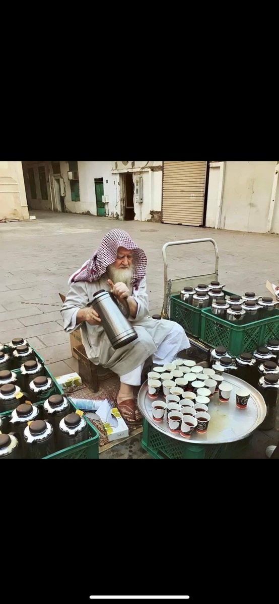 Hanan_2296's tweet photo. ٤٠ عام من العمل الخيري نحسبه والله حسيبة من اهل الجنة الله يرحمه
سيماهم في وجوههم الوقار واضح في وجهه https://t.co/envPMNSfwI