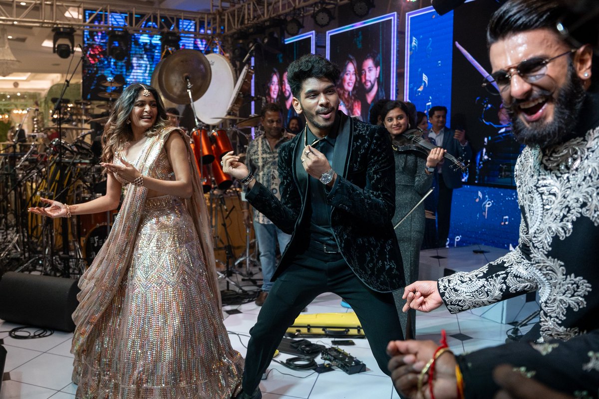 Check out Bollywood star Ranveer Singh's epic dance moves at a Tamil wedding! 💃🕺 

#RanveerSingh #TamilWedding #DanceMoves #aditishankar #ranveer #bollywood  #shankar #atlee #dsp #PreWeddingCelebration #weddingphotography #weddingdance