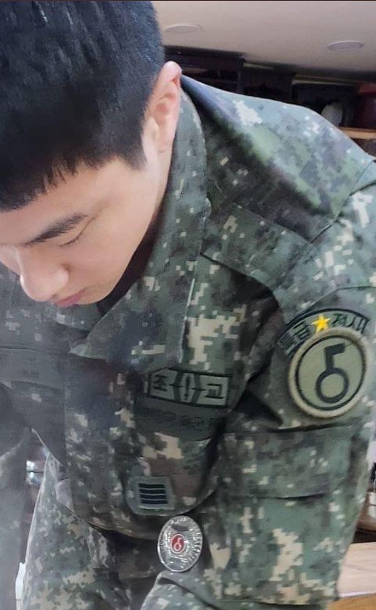 for_seokjin1992's tweet photo. ‼️Here #Jin’s wearing a badge on his left chest saying “조교 (Assistant instructor) AND a  badge saying “특급⭐️전사 (Top tier Warrior) on the left upper arm of his uniform 🫡

#Jin #TheAstronaut #방탄소년단진
@BTS_twt https://t.co/Nm1450vKt8