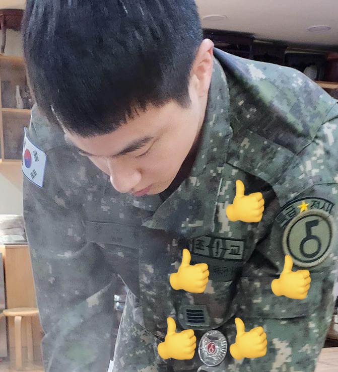 BADGE NYA BANYAKKK BANGET mari kita jabarkan 👍 Badge Assistan Instructor 👍 Badge Korean Army 👍 Badge Special Warior 👍Badge Sergeant 👍Medal GILAAAA KEREN BANGET MAS 😭⭐⭐⭐⭐⭐⭐ #Jin #진 #방탄소년단진 #BTSJIN