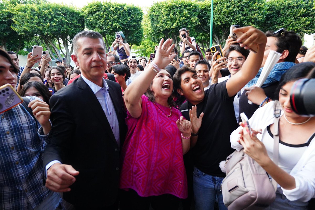 XochitlGalvez's tweet photo. Si ustedes salen a votar, ganamos la elección.

Hoy el futuro de México está en sus manos jóvenes.

Fue un gusto dialogar con ustedes esta tarde, @udg_oficial. 🫶🏼 https://t.co/q1gkuuvIUp