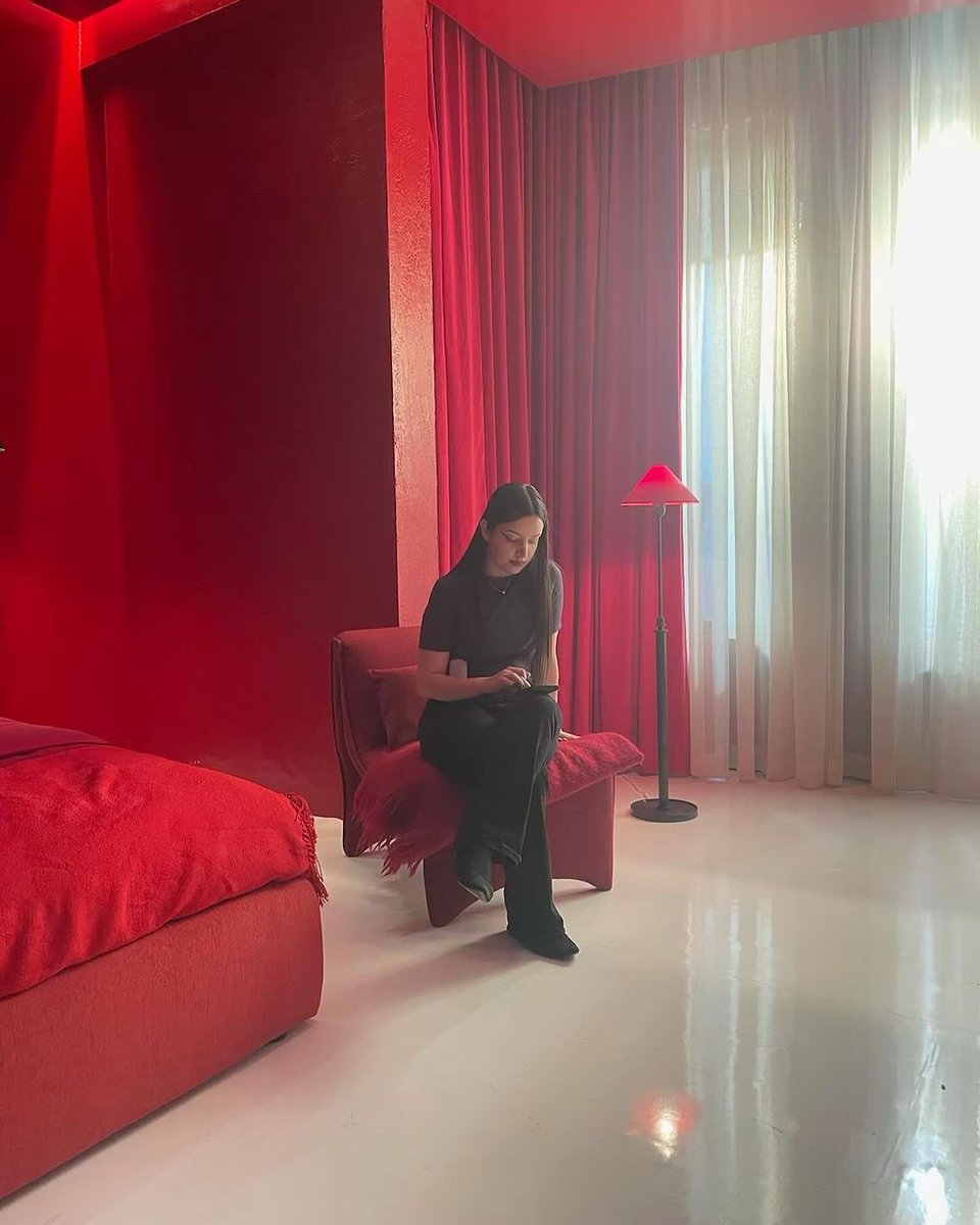 AHSZone's tweet photo. Kim Kardashian and her stand-in behind the scenes of “American Horror Story: Delicate.” https://t.co/WoKpdch9r8