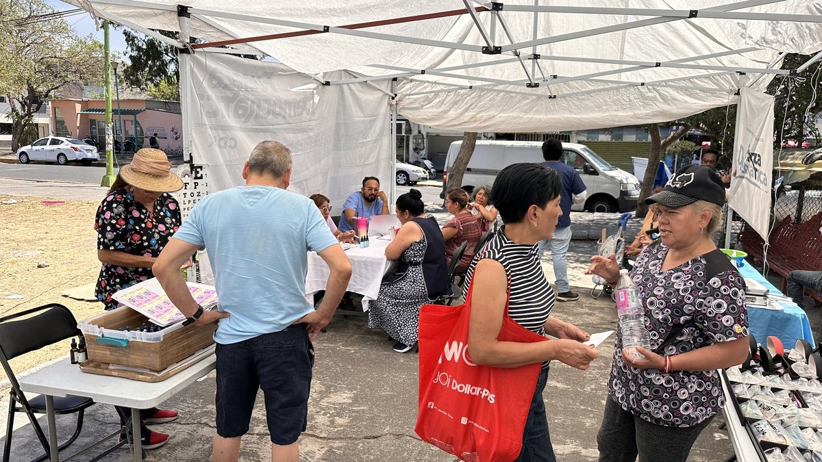 arturo_elias70's tweet photo. Gran asistencia de nuestros vecinos de la 3a Sec de San Juan De Aragón a la Jornada que el Dip @vhlobo ofrece día a día a nuestros vecinos de la CDMX, nuestro principal objetivo es servir a la comunidad, esperanos pronto en tu colonia. #SomosFuerzaDemocratica #EquipoLobo https://t.co/M6DXs8izUF