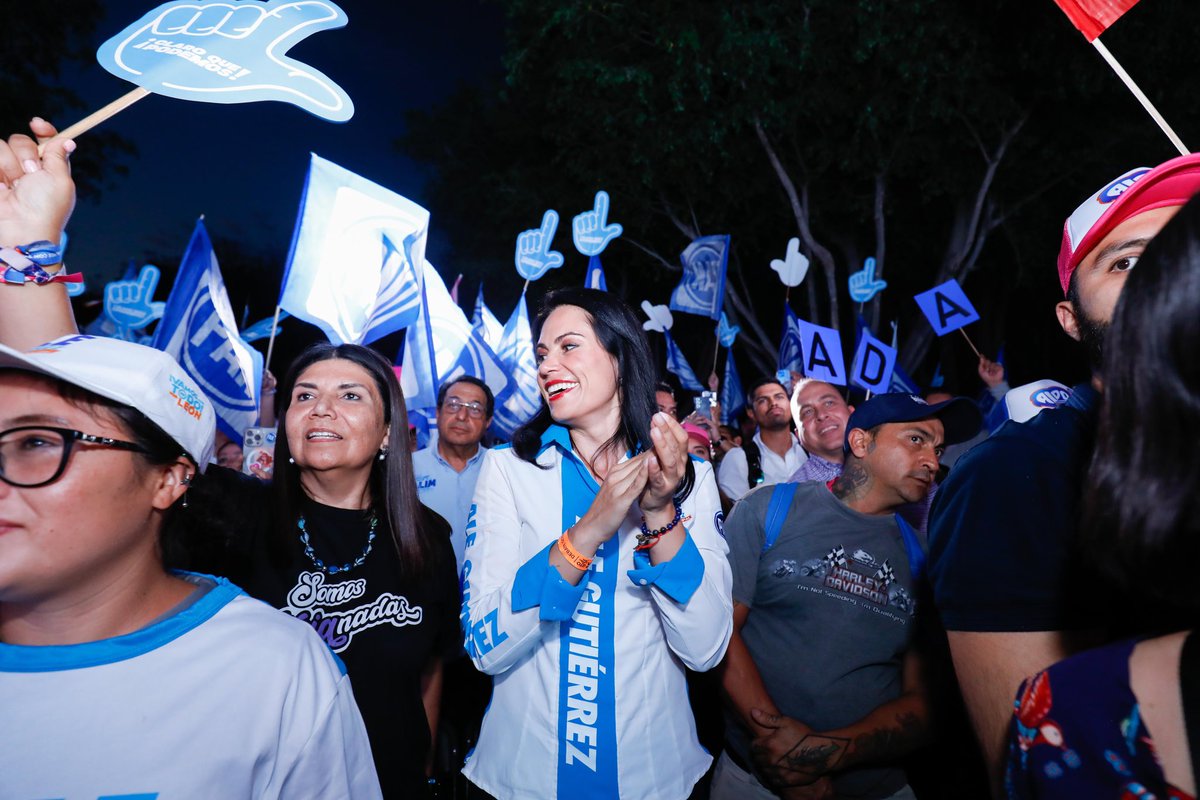 AleGutierrez_mx's tweet photo. ¡Celebramos juntos tu excelente participación en el #DebateCoparmex!
Esta noche quedó claro que la próxima gobernadora de Guanajuato será @LibiaDennise
#ClaroQuePodemos
#LeónConLibia💪🏼💙
#VotaPAN https://t.co/0mhUgoPrYq