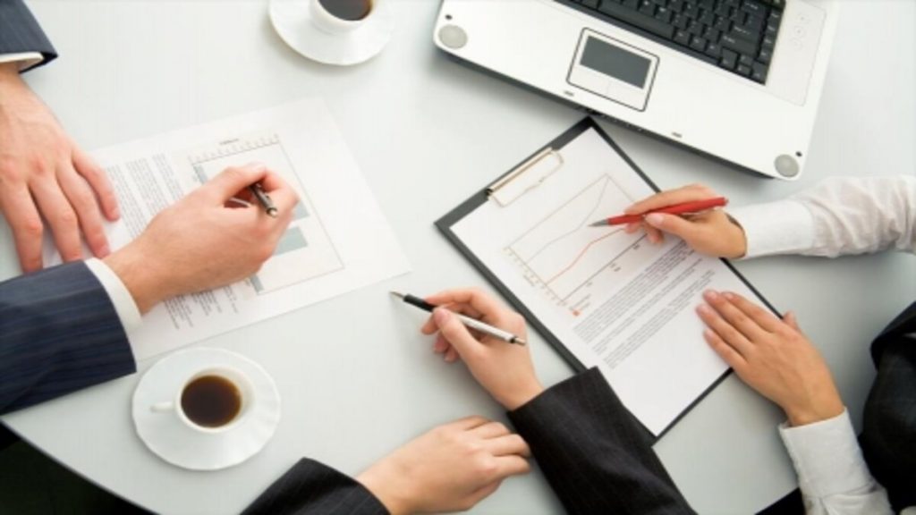 أهمية التخطيط للتدريب :
(إذا فشل المدرب في التخطيط فإنه خطط للفشل )

مهما كنت متمكناً من المادة العلمية فإنك تحتاج للتخطيط الجديد للتدريب 
حتى لو قدمت هذه الدورة عشرات المرات فإنك تحتاج للتخطيط كل مرة 
والتخطيط يختلف 
حسب المادة العلمية والاحتياجات التدريبية 
وحسب المتدربين