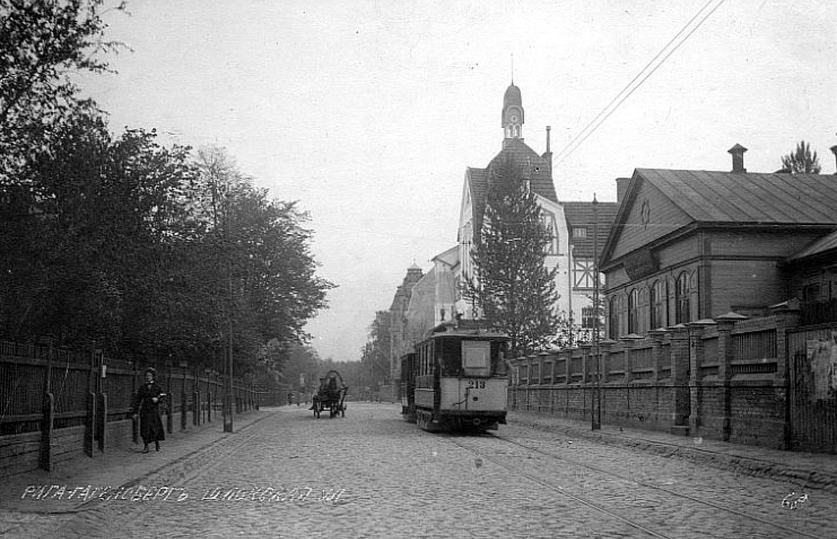 Rigassatiksme_'s tweet photo. 🚡 Šobrīd notiek aktīvi tramvaju sliežu remontdarbi Slokas ielā, pielāgojot tramvaja infrastruktūru zemās grīdas tramvaja parametriem.  Vai saskati bildēs kādu līdzību? 
📸 Melnbaltajā attēlā ir redzams tas pats Slokas un Mārtiņa ielas krustojums vēl pirms Pirmā pasaules kara. https://t.co/I1Xa6PeQ41