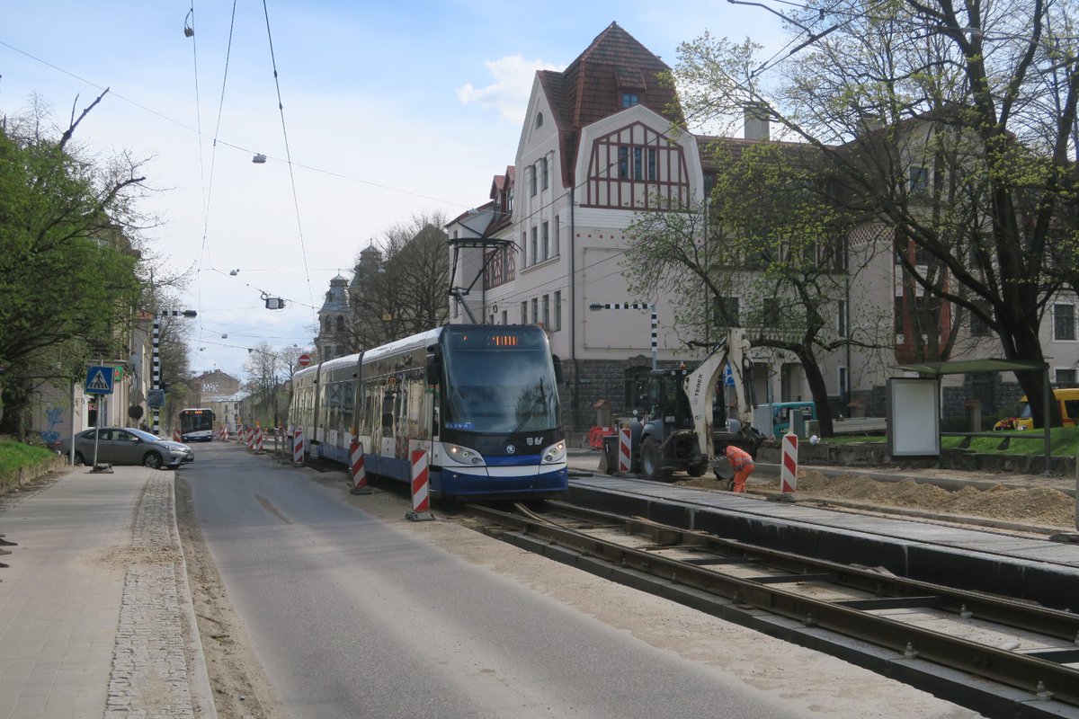 Rigassatiksme_'s tweet photo. 🚡 Šobrīd notiek aktīvi tramvaju sliežu remontdarbi Slokas ielā, pielāgojot tramvaja infrastruktūru zemās grīdas tramvaja parametriem.  Vai saskati bildēs kādu līdzību? 
📸 Melnbaltajā attēlā ir redzams tas pats Slokas un Mārtiņa ielas krustojums vēl pirms Pirmā pasaules kara. https://t.co/I1Xa6PeQ41