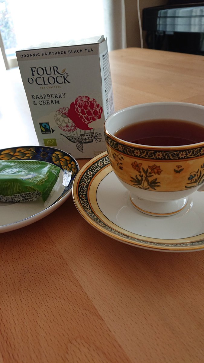 早めのお茶にしよう。フォーオクロックのラズベリー&クリーム味。香りも風味も良く癒しの味☕