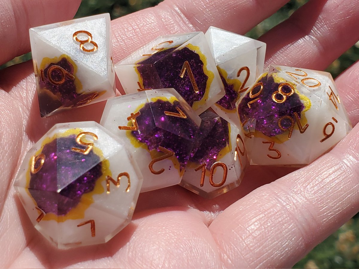 GeekMeUp_Scotty's tweet photo. Amethyst Core. Still love me some geodes. 

#dnd #dungeonsanddragons #dice #ttrpg #geodedice #sharpedgedice #handmadedice https://t.co/TrxOLUU6iG