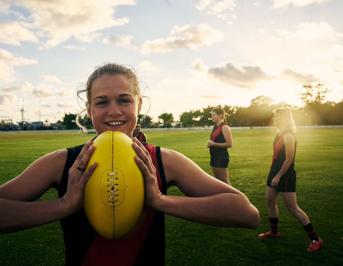 Despite a 790% increase in women playing #AFL in Australia over the past decade, women footballers are still tackling entrenched #sexism and struggling to get support from the media, public and sponsors, say @UniversitySA researchers brnw.ch/21wISW0 #sport