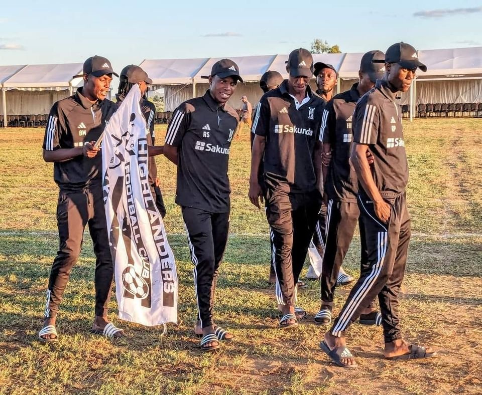 #Asilavalo!

1/2 @Highlandersfczw are getting acquainted with the 'turf' at Murambinda B Sec Sch ground in #Buhera as they prepare for their Independence Cup clash against @Dynamosfczw on Thur. The opportunity to train & familiarise themselves with the playing surface