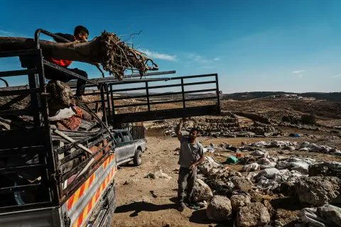 Breaking: State-backed Israeli settler attacks displaced 7+ entire Palestinian West Bank communities since Oct 7. Israeli authorities are responsible—they participated in attacks or looked on, arm settlers & ensure impunity. Sanctions needed. New from @hrw hrw.org/news/2024/04/1…