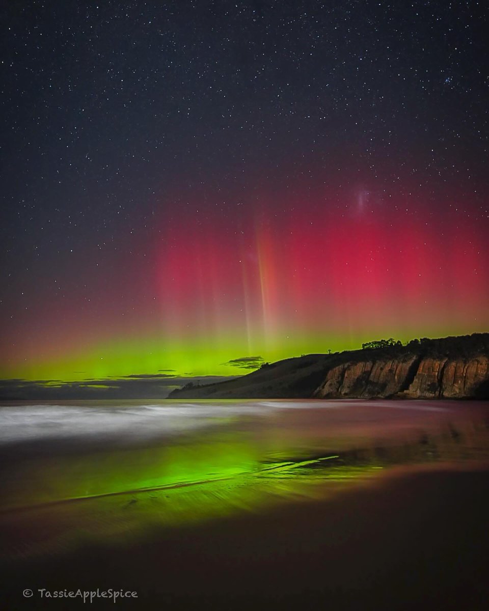 Hello, southern aurora 🙌 What an incredible capture of the southern aurora by local photographer Gill Dayton, taken from Clifton Beach, a short 30-minute drive from the centre of Hobart! bit.ly/HobartAndBeyond 

Gill Dayton
instagram.com/tassieapplespi…