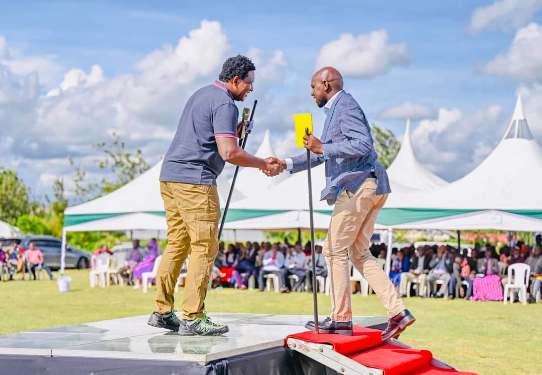 Ndugu @LarryMadowo, don't take my senator seriously. He has already been compromised by Murkomen and cannot give an objective opinion on this matter.
This picture was taken 2 weeks ago when Ledama hosted Murkomen in Narok County.