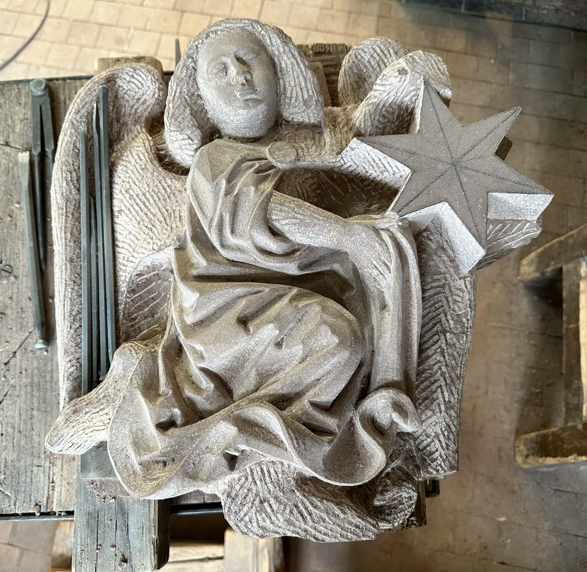 CathedraleLabs's tweet photo. [chantier de conservation-restauration du portail Saint-Laurent]
Reproduction en cours de l’Ange à plumes par Vincent C.  
> https://t.co/yIFj6aVMdW
#sculpture #freema @strasbourg @Twapero_SXB @strasmusees https://t.co/kKYcPmtTh1
