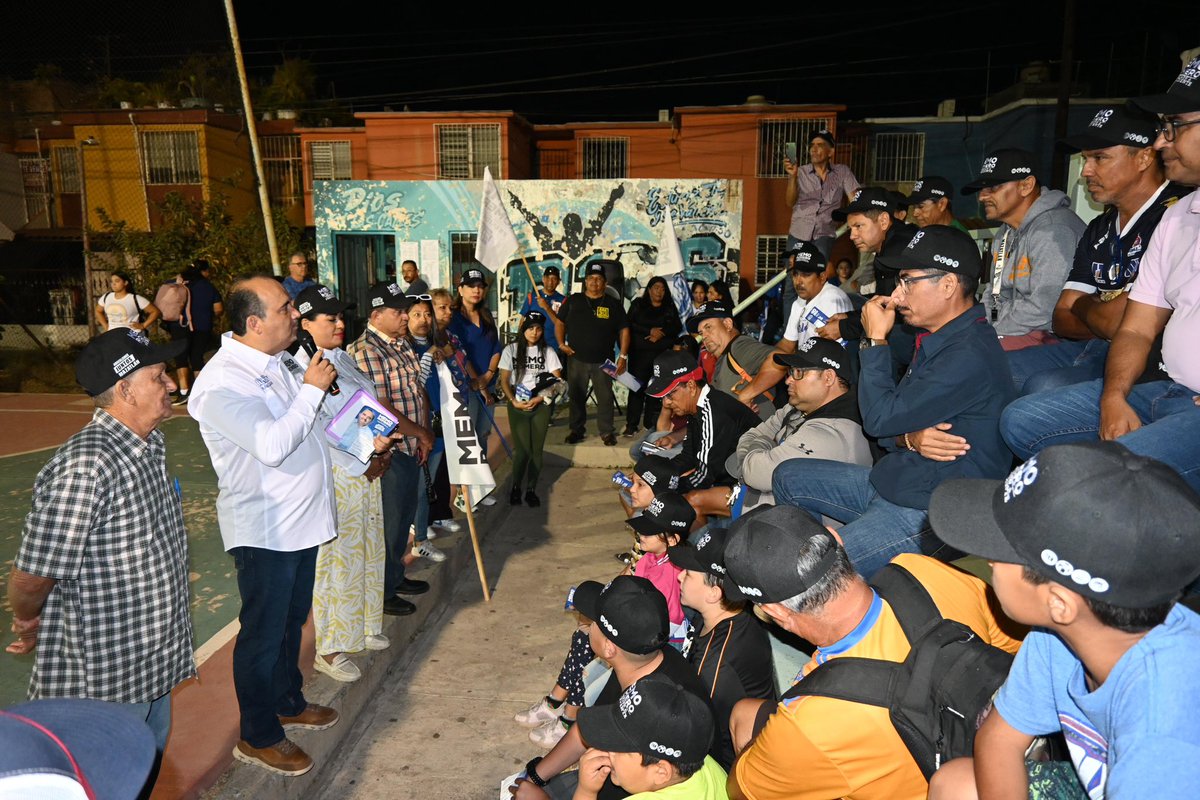 MemoRomeromzt's tweet photo. ¡Que tarde tan gratificante!

Hoy tuve el honor de recorrer las calles, tocando puertas y compartiendo momentos entrañables con mi gente del Infonavit Jabalíes. 

¡Qué alegría saludarlos y escuchar sus inquietudes! Además, tuve el gusto de sostener una reunión informal. https://t.co/j33wdKaSl3