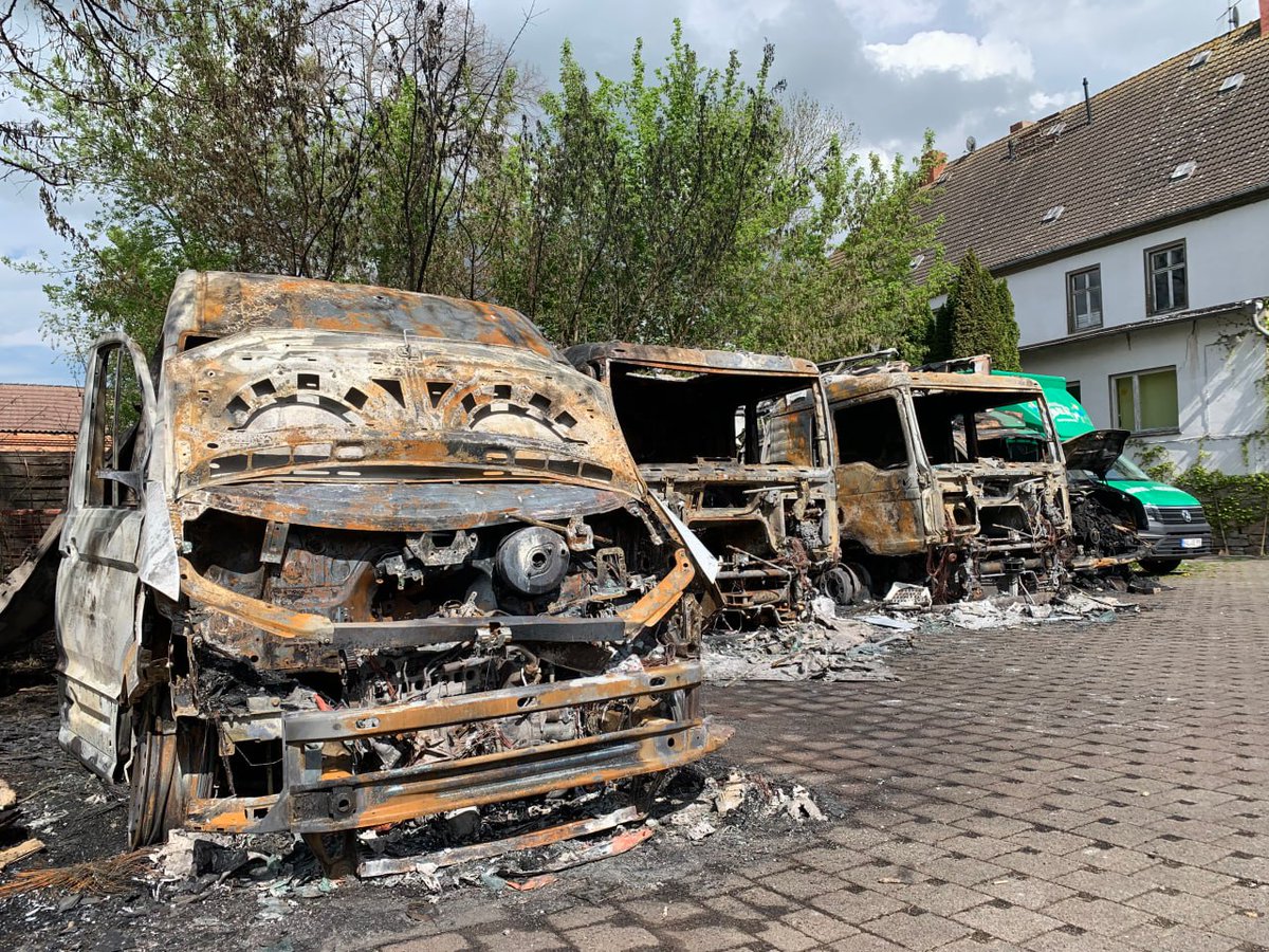 In der vergangenen Nacht gab es einen Brandanschlag auf mehrere unserer Impfbusse. Diverse Impfdosen und Atemschutzmasken wurde dabei zerstört. Das ist kein Kavaliersdelikt! Wenn wir die Täter finden, werden sie geimpft und 9 Monate in Untersuchungshaft gesteckt.