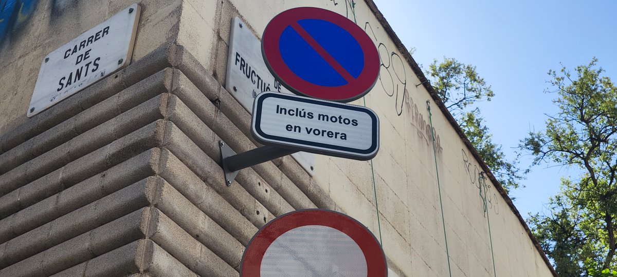 Ricard_Marco_'s tweet photo. Aquest any que es commemora el 150è aniversari del naixement del nostre il·lustre pioner del cinema Fructuós Gelabert, si és possible, seria bo moure el senyal de trànsit que tapa el nom del "Pas de Fructuós Gelabert" dedicat a la seva memòria i ubicat a les Cotxeres de Sants. https://t.co/uiz3IjyEpU