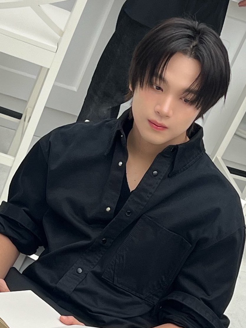 : ทำไมมึงชอบกินกาแฟร้านนั้นจังวะ เห็นกินอยู่ร้านเดียว ติดใจรสชาติหรือเจ้าของร้าน

: เจ้าของร้านไรครับ ร้านเมียกู ไม่ให้ซื้อกาแฟร้านเมียให้ไปซื้อร้านใคร