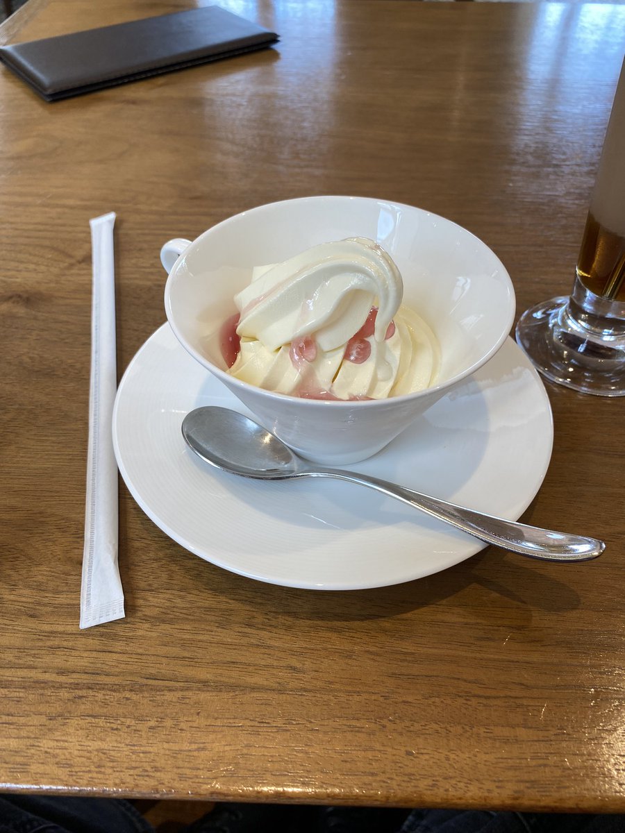 mwdanforth's tweet photo. Have stopped for afternoon tea in Hakone Gora Park on account of it’s hot and everything in this bit of Japan is uphill. Mine came in a glass with a stirrer. The wife’s drink came with a teeny hourglass. Also, ice cream with a Sakura sauce (tastes like cherry blossoms), was epic. https://t.co/2lMuBF8BNJ
