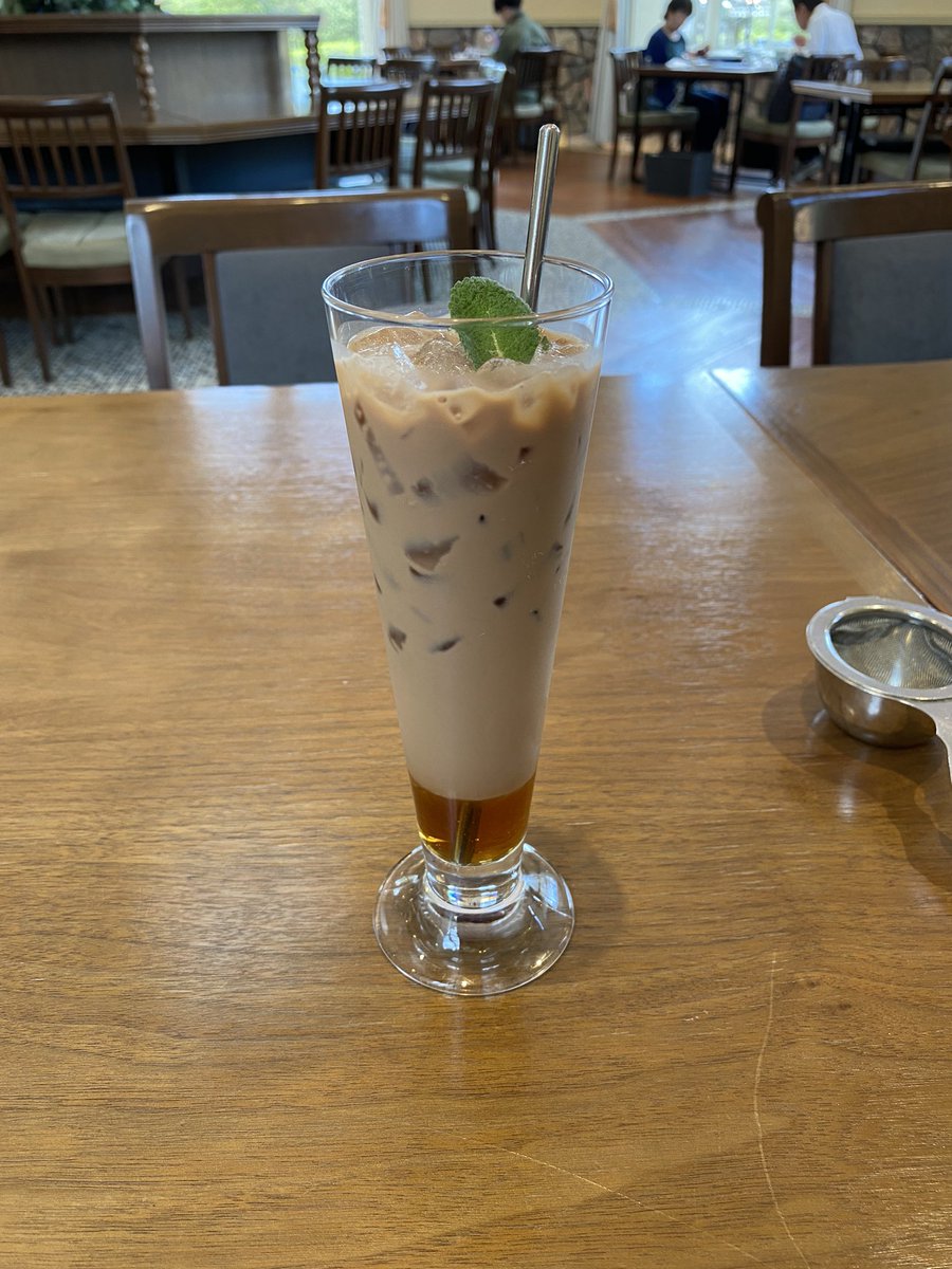 mwdanforth's tweet photo. Have stopped for afternoon tea in Hakone Gora Park on account of it’s hot and everything in this bit of Japan is uphill. Mine came in a glass with a stirrer. The wife’s drink came with a teeny hourglass. Also, ice cream with a Sakura sauce (tastes like cherry blossoms), was epic. https://t.co/2lMuBF8BNJ