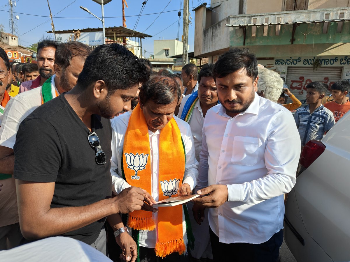 In 2022, I edited a book called Karmodagala Naduve along with @pranitasubhash and @Aishwarya_A_K. @DrCNManjunath had written a note for us, recalling his experience of handling the COVID-19 crisis at Jayadeva. Today, he is contesting as the BJP candidate from Bangalore Rural