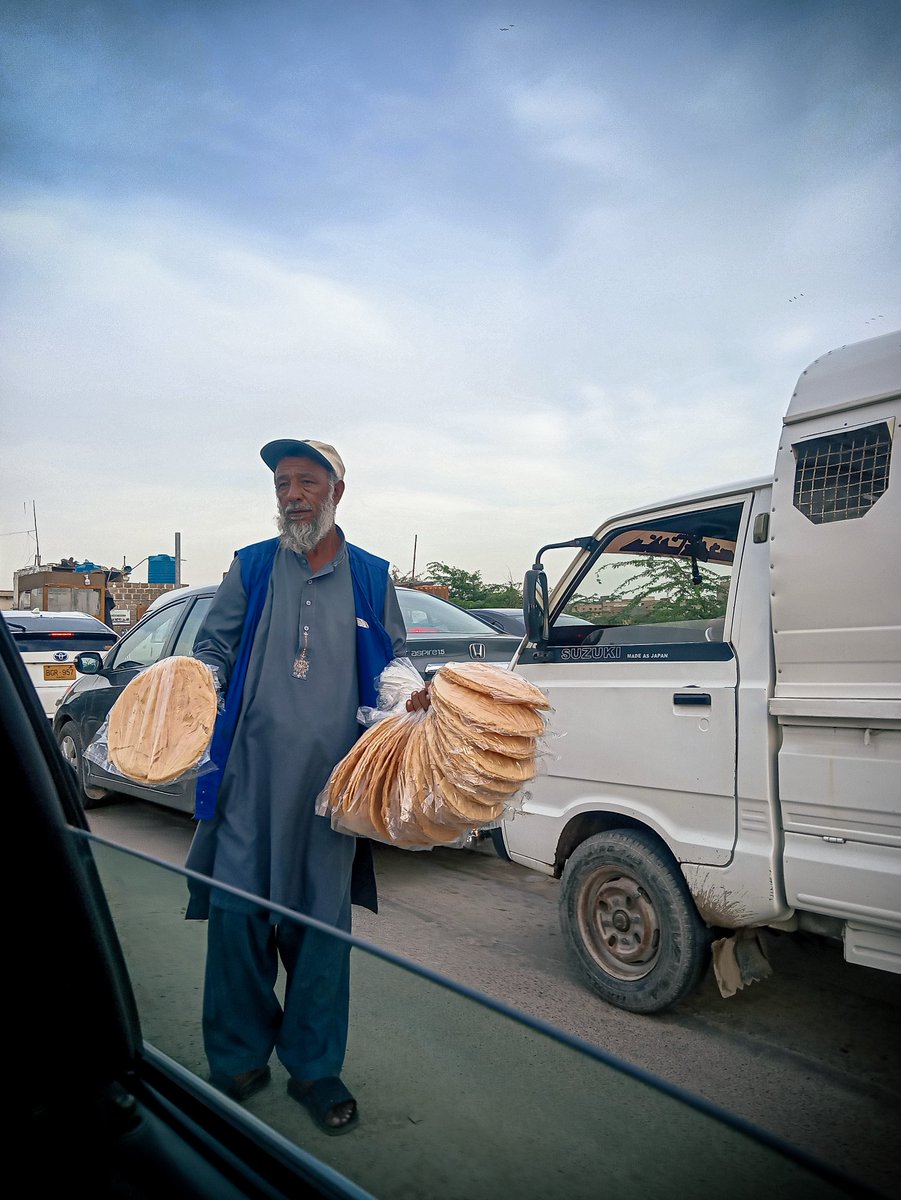 مجبوریاں انسان کو صبر کرنا سکھا دیتی ہے
#Reuters #childlabour @nytimes #HumanRights #Etribune #NYTimes @Reuters @SkyNews @UNESCO #UNESCO #WHO  #bbcnews @CrimeLdn #WorldNews #streetphotography #childrights @WomensHealthMag #SindhGovt @etribune