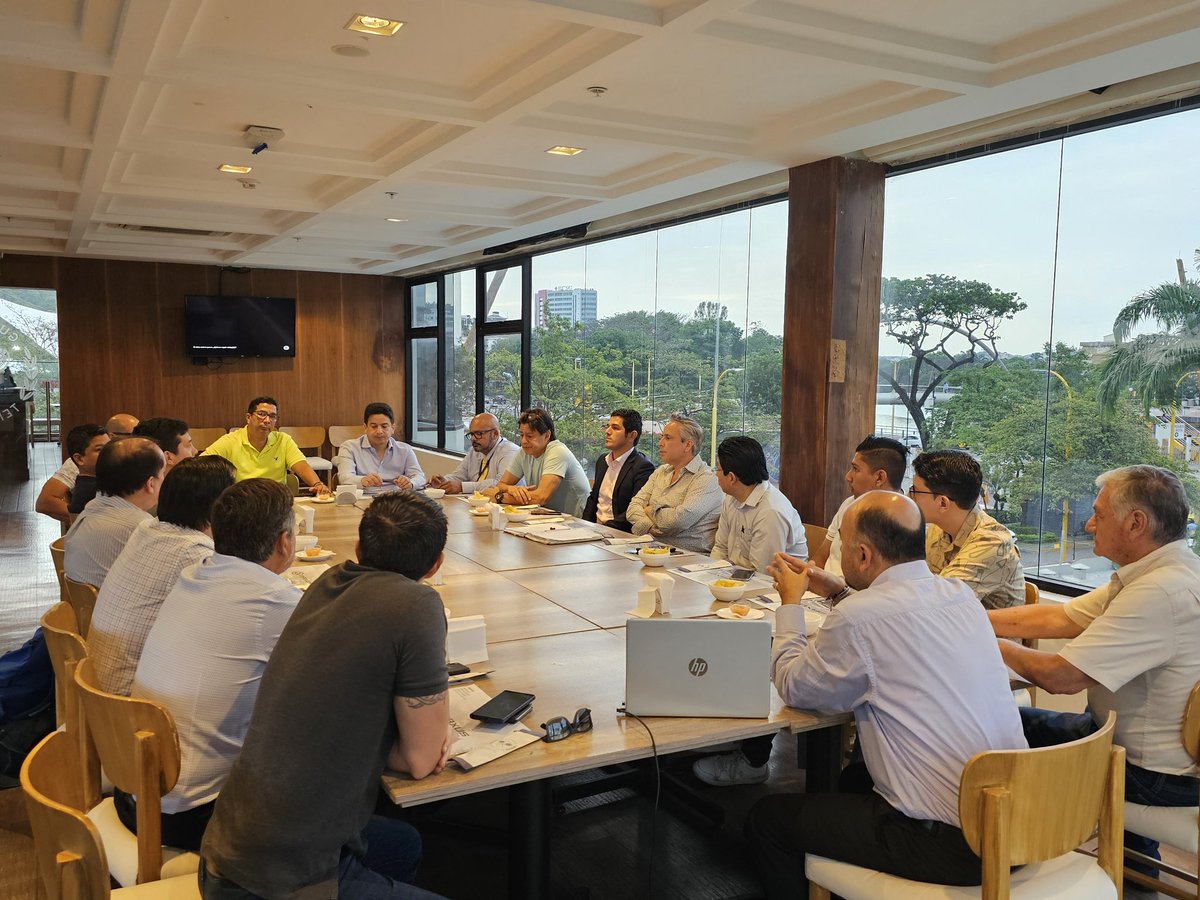pepelucky10's tweet photo. Excelente 👌 Reunión con Nuestro Equipo de Socios de @BarcelonaSC . Se ratificaron los siguientes puntos:
1. ERRADICAR la Política de nuestra Institución. 
2. Trabajar 24/7 en favor de nuestro Club.
3. Respetar al Socio. Aunque pensemos diferente, JAMÁS Insultos ni Amenazas a nuestros mandantes.
4. ERRADICAR MONOPOLIO de Negociados de Jugadores.
5. Reformar Estatutos para crear candados Civiles y Penales a quien endeude al Club fuera de su presupuesto anual.
6. Automatizar la mayor parte de las áreas de la Institución. ERRADICAR Estómagos Agradecidos. 
7. Transparentar y Sanear todos los Fideicomisos del Club. Se acabaron los Negociados.
8. Sólo se respetarán contratos y Deudas respaldados por documentos  y pruebas bancarizadas en cuentas del Club. Enjuiciaremos penalmente respaldados por Asamblea de Socios Documentos Forjados de Deudas y Contratos inexistentes.

Buscamos con estos puntos a corto y  mediano plazo que se vuelva a creer Institucional y Económicamente en @BarcelonaSC y con esto atraer más auspiciantes y Socios. A largo plazo dejar las bases para que la Institución sea autosustentable en lo Económico y que cualquier préstamo de futuras Administraciones sea destinado a Inversión como nuestra Sede y Centro de Alto Rendimiento para nuestras Divisiones Inferiores y no a pago corriente como es actualmente.