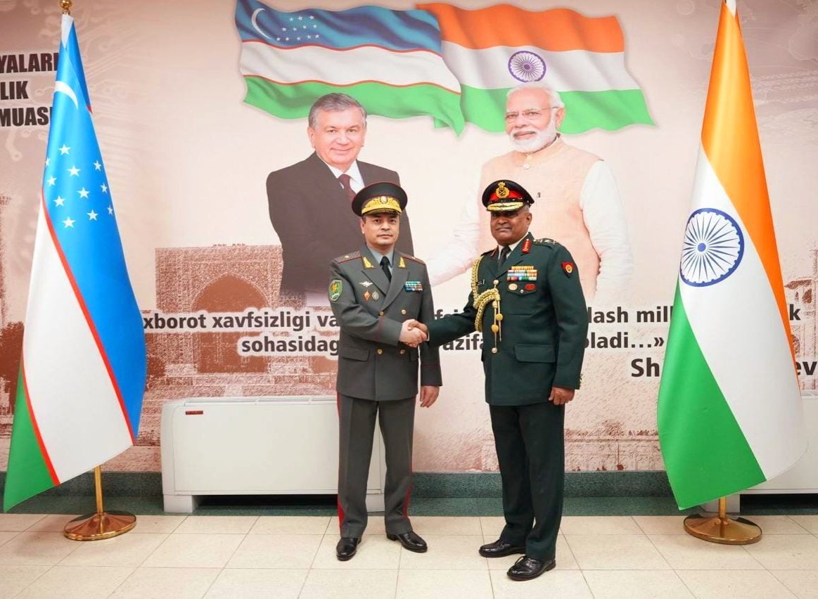 #IndiaUzbekistanFriendship 🇮🇳🇺🇿 During his ongoing visit to #Uzbekistan, General Manoj Pande #COAS visited Uzbekistan Armed Forces Academy accompanied by #CGS of Uzbekistan🇺🇿 #COAS inaugurated the new IT Lab at the Academy, which has been established with Indian🇮🇳 assistance.
