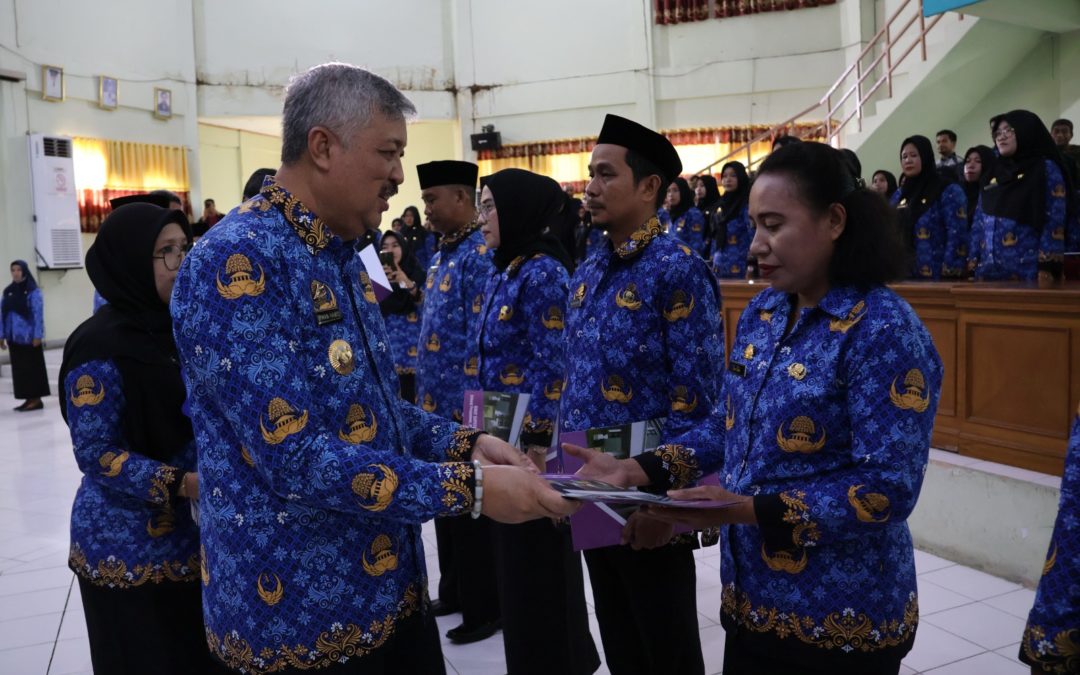 Bupati Pinrang serahkan Surat Keputusan Pengangkatan Pegawai Pemerintah dengan Perjanjian Kerja Tenaga Guru Formasi Tahun Anggaran 2023 di Ruang Pola Kantor Bupati Pinrang.