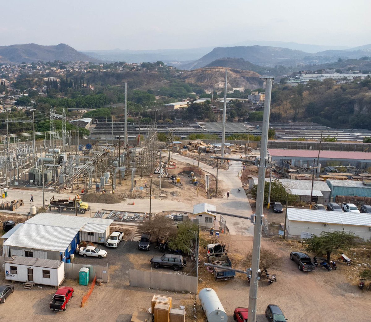 Ya a un 90% de avance los trabajos de ampliación de las Subestación Miraflores en Tegucigalpa. Con una inversión mayor a los 130 millones de lempiras, sumado a la Línea de Transmisión; vendrán a mejorar significativamente la calidad del servicio en varios hospitales cercanos y…